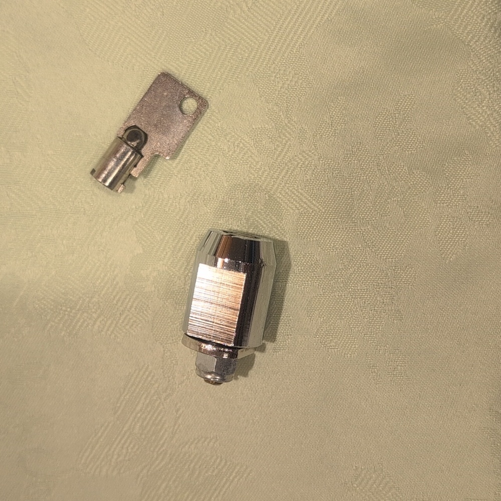Cylinder lock - Picture 2 of 2